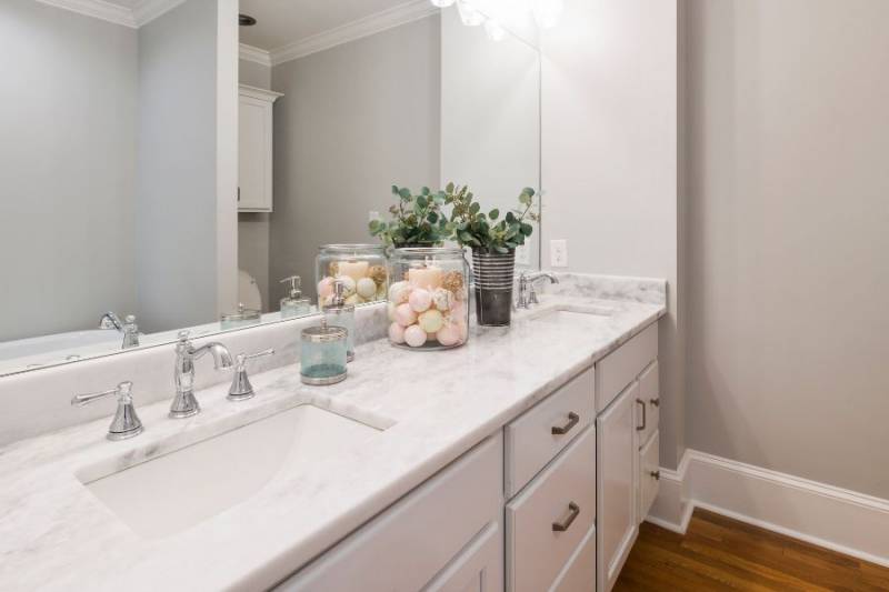 Le comptoir en céramique : Pourquoi est il un choix idéal pour la rénovation de votre salle de bain ?